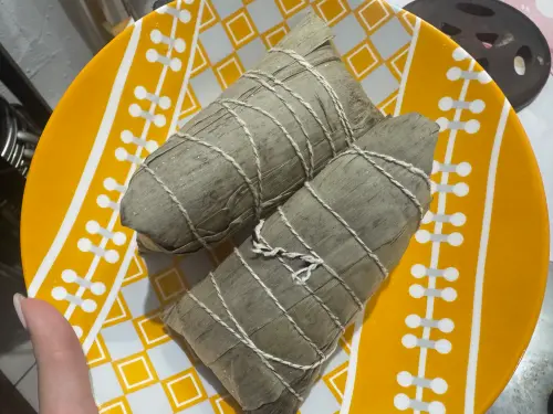 ▲肉粽放入電鍋前，記得先在盤子中間倒扣一個小瓷碗。（圖／記者鍾怡婷攝）
