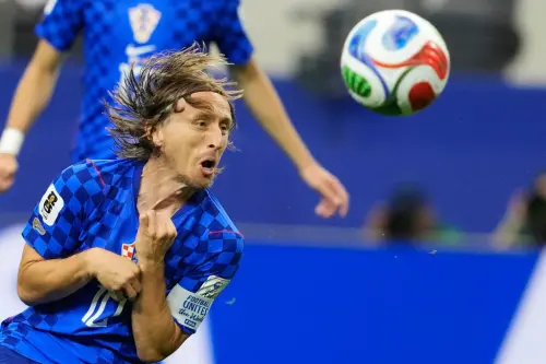 ▲克羅埃西亞中場大師「魔笛」莫德里奇（Luka Modrić）在首戰對陣英格蘭時，開場不久就不慎在禁區內犯規奉送12碼點球，導致球隊陷入被動的情勢。（圖／美聯社／達志影像）