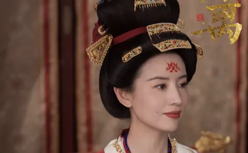 ▲董潔在劇中飾演反派太后，和白鹿有精彩對手戲。（圖／翻攝自微博@莫離）