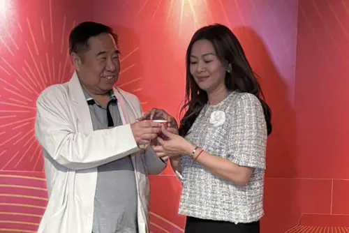▲姚正菁（右）在結拜儀式上向Sam哥敬茶，現場還邀請不少藝人同樂。（圖／翻攝自汪曼玲FB）