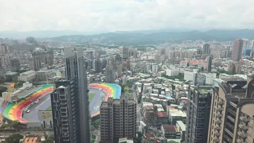 ▲過去精華區建案受限法規被迫挖足車位，建商只能轉嫁給購屋族，才形成買房必綁車位的潛規則。（圖／新北交通局提供）
