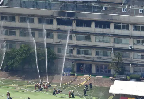 東京小學大火！師生一度掛坐牆外　倖存學童發抖回憶：太可怕了