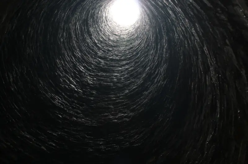 ▲2年前受東部地震影響造成煙囪裂痕加劇,因其具有歷史與地標意義,台糖全力進行加固修繕。(圖/記者鍾泓良攝影)
