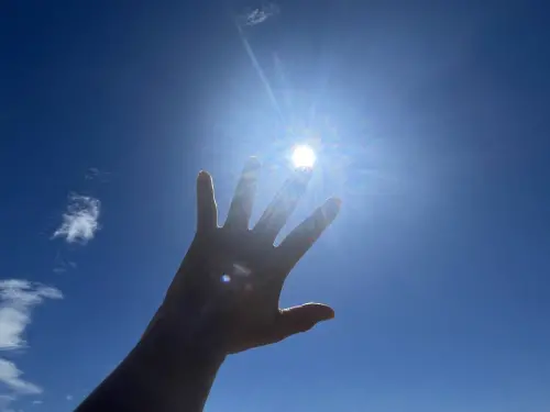 ▲想在鬼月結束之際除穢迎新，可早晨用鹽洗手代表清除阻礙，再提早5分鐘出門接受陽光，象徵陰消陽長、補充陽氣。（示意圖／取自photoAC）