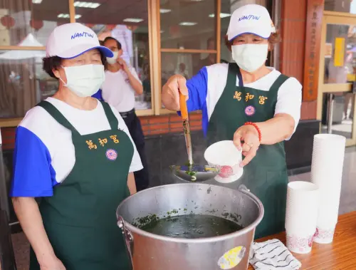 ▲萬和宮志工熬煮美味麻芛湯與民眾分享(圖／民政局提供2026.6.19)