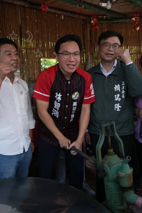 ▲今年是林智鴻第八度協助民眾取用午時水，民進黨高市長參選人賴瑞隆、立委許智傑也到場參與。（圖／市議員林智鴻辦公室提供）