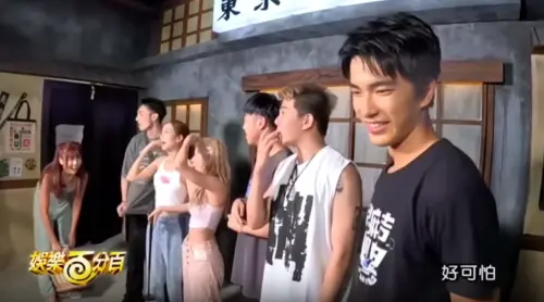 ▲見到穿低胸衣的女藝人笑到彎腰，曾敬驊（右）下意識轉頭迴避視線。（圖／翻攝自娛樂百分百YouTube）