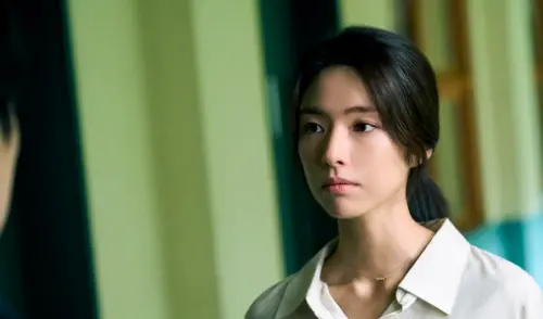 ▲賀營（如圖）在《鐵拳教育》飾演一名熱血教師「崔佳尹」，然而卻遭學生刺殺而喪命，（圖／賀營IG@havv_y）