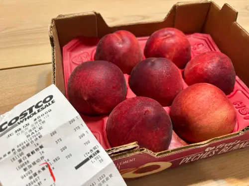 ▲記者實際買回家的美國水蜜桃，得益於現場的貼心防戳新服務，每顆都完好無瑕十分鮮甜。（圖／記者徐銘穗攝）