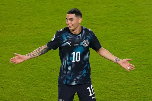 ▲巴拉圭明星球員米格爾·阿爾米隆（Miguel Almiron）在與對手發生口角時，因習慣性「遮嘴說話」遭到主審直接出示紅牌驅逐出場，成為本屆世界盃實施新規以來，首位因此遭罰下的球員。（圖／美聯社／達志影像）