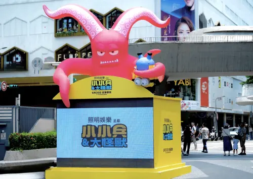 ▲人潮熱鬧的北市中山區，出現小小兵的主題裝置。（圖／UIP提供）