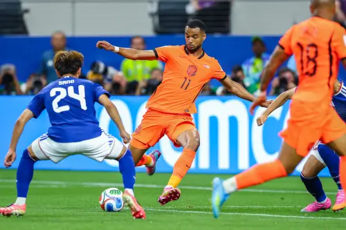 ▲荷蘭隊的雙後腰陣型能夠提供保護，加克波（Cody Gakpo）和德佩（Memphis Depay）則會伺機在瑞典邊後衛身後的空當進行配合。（圖／美聯社／達志影像）