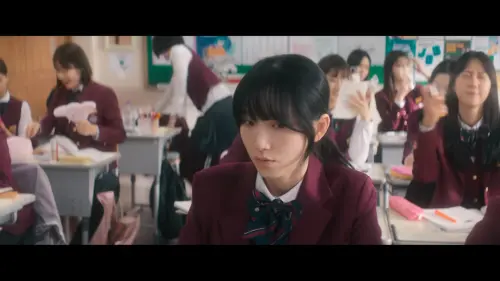 《鐵拳教育》穿幫鏡頭被抓！韓芮梨拿手機殼自拍　前面同學超無奈