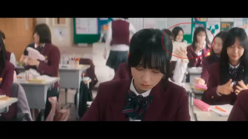 ▲紅圈處：韓芮梨和閨密用手機殼自拍。（圖／翻攝自Netflix）