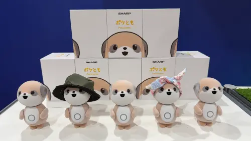 ▲搭載同理心感知技術的「SHARP AI陪伴機器人Poketomo」，在NVIDIA執行長黃仁勳與鴻海股東會的雙重加持下，成為科技圈最火紅的超萌夥伴。（圖／翻攝畫面）