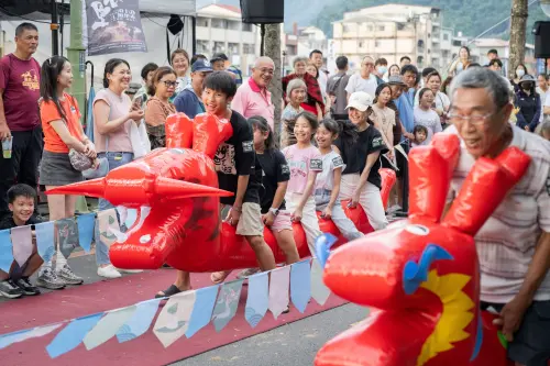 ▲下午4時30分登場的「陸上龍舟破風大賽」，讓民眾以趣味競賽方式感受端午節慶氛圍。（圖／水里鄉公所提供）