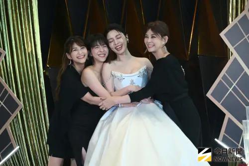白家綺在方馨家偷偷來！蘇晏霈想結婚討捧花　她笑喊：背板都送妳
