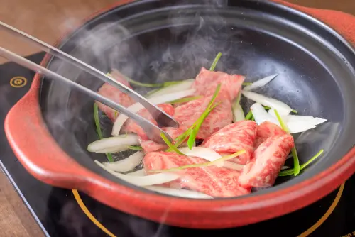 ▲「Shabu家」品牌核心訴求「手切和牛・熱鍋現炒」，承襲台灣經典石頭火鍋的「爆香」文化。（圖／豊漁餐飲集團提供）