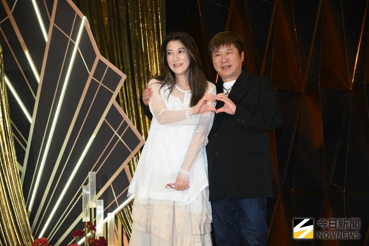 ▲胡瓜（右）和丁柔安出席白家綺婚禮，5位數紅包讓點鈔機卡住。（圖／記者林柏年攝）