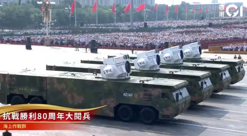 ▲北京秀軍事肌肉（圖／截自香港01直播）