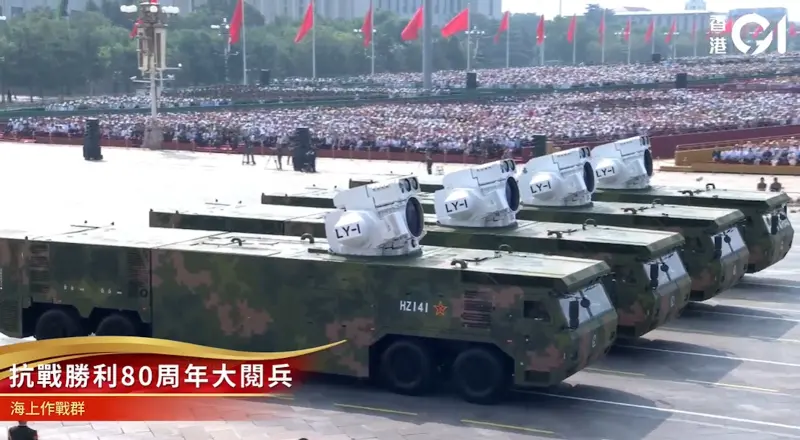 ▲北京秀軍事肌肉(圖/截自香港01直播)