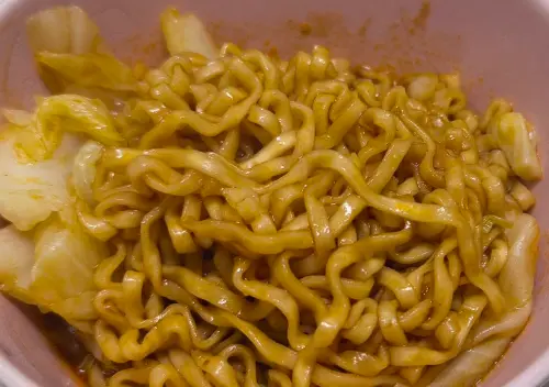 ▲維力大炒一番「番茄肉醬風味」以濃郁又酸的蕃茄味為基底，搭配洋蔥與豬肉香氣，呈現微酸、鹹香的義式肉醬風味。（圖／泡麵公社 泡麵俱樂部）