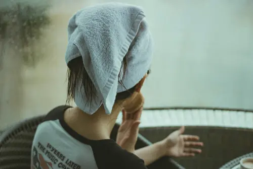 ▲毛巾包著頭不馬上吹頭髮，會讓頭皮變得越來越臭，因熱濕氣悶住頭皮會讓細菌滋生，進而導致頭皮出油，甚至出現頭皮屑或頭皮癢問題。（圖／取自unsplash）