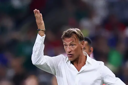▲在突尼西亞首戰慘敗後臨危受命的法國籍名帥勒納爾（Hervé Renard），以招牌的胸口微開白襯衫造型現身對陣日本的賽場。他被外界封為「白襯衫魔術師」，更以帥氣迷人的大叔魅力風靡足壇。（圖／路透／達志影像）