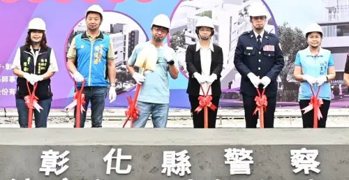 金鏟頂下巴比YA！謝典霖醉茫上工站C位　警察局動土笑點一手包