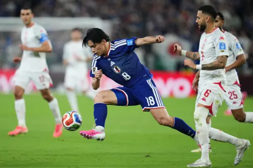 ▲日本隊前鋒上田綺世（中），稍早面對突尼西亞獨進2球，成為日本前鋒陣容上最大支柱，他去年在荷甲就以31場出賽25顆進球，成為史上第2位在歐洲聯賽獲得金靴獎的球星。（圖／美聯社／達志影像）