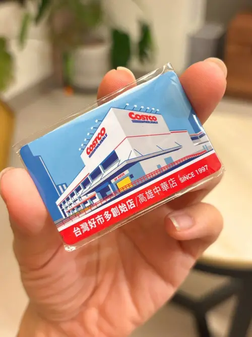 ▲為了紀念創始店搬遷，台灣好市多特別設計了一款以「高雄中華店」為主題的紀念冰箱貼，開放會員免費領取。（圖／翻攝高雄美食地圖﻿臉書）