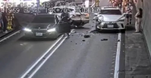 ▲追撞事故發生後，有2輛事故車橫跨車道，隧道內散落大量車體碎片，造成北上雙線無法通行，經相關單位全力搶修排除後，晚間19時07分已恢復雙向通行。（圖／高速公路資訊網）