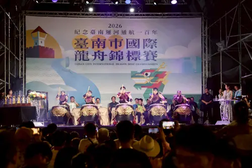 ▲ 閉幕典禮邀請九天民俗技藝團帶來《鼓舞神威》精彩演出，以震撼鼓陣展現傳統民俗藝術魅力，為龍舟錦標賽帶來熱血壓軸表演。（圖／南市府提供）