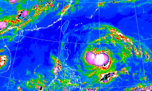 ▲今（21）日晚間8點中度颱風「米克拉」中心位置在北緯 16.7 度，東經 130.6 度，以每小時26公里速度，向西北西進行。（圖／中央氣象署）