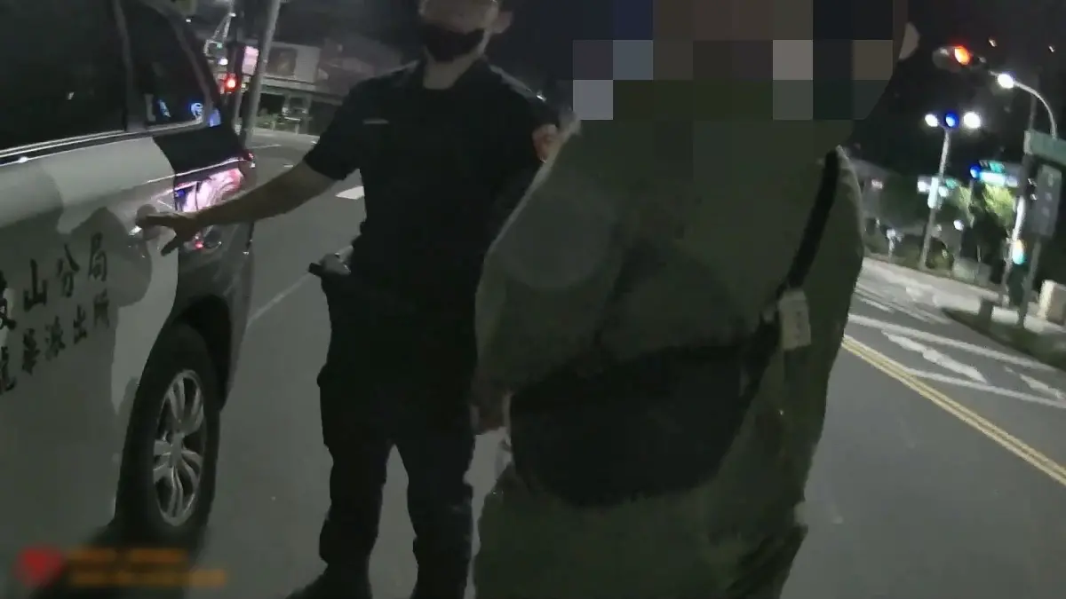 ▲紹姓男子因三度毒駕遭裁定羈押。另未依規定使用方向燈及十年內再次毒駕高可處新臺幣183,600元罰鍰，警方也將依法製單舉發。（圖／記者郭凱杰翻攝）