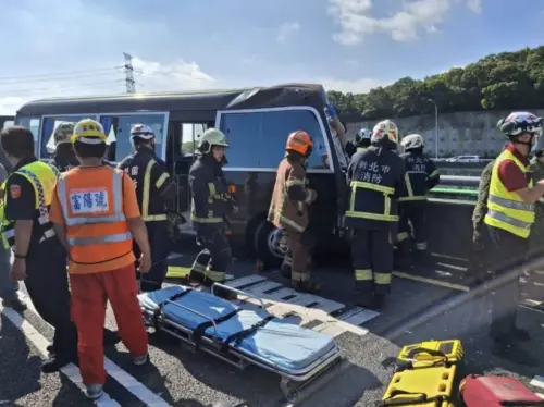 五楊高架連環車禍釀11傷！軍巴女駕駛恐截肢　國防部急發聲