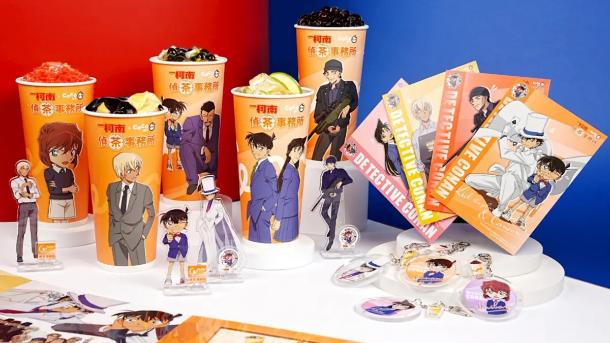 ▲CoCo都可聯名《名偵探柯南》7月啟動「偵茶事務所」，怪盜基德厚壓聯名鑰匙圈、名場面資料夾、安室透壓克力立牌，小蘭情侶遊清水寺保溫袋共19款周邊商品價格、紙杯、6家主題店一次看。（圖／CoCo都可提供）