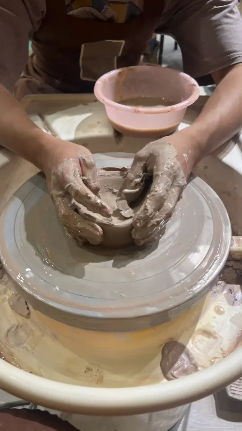 ▲鶯歌老街被批評缺乏特色與吸引力，但實際走訪可見，捏陶體驗仍有一定人氣。（圖／記者賴禹妡攝）