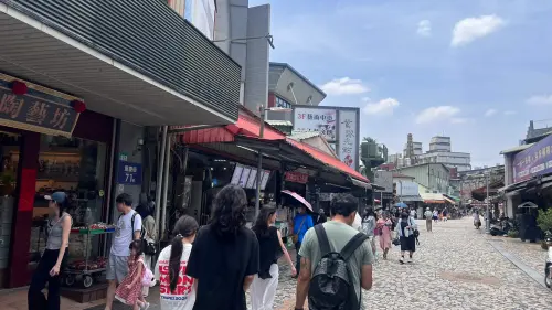 ▲有網友端午連假前往新北市知名景點鶯歌老街，意外發現街區氣氛與想像中的連假盛況截然不同，不僅遊客稀少，許多店家也沒有營業。（圖／記者賴禹妡攝）