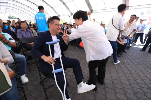 三寶爸的甜蜜代價！兩萌娃飛撲搶抱　黃健豪左腳慘掛彩