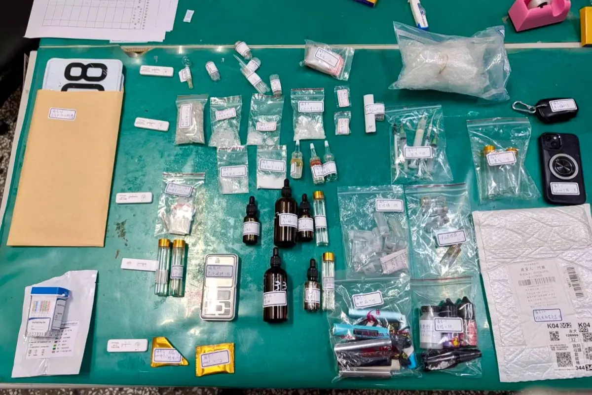 ▲里港警分局4天內連破4件毒駕案件，查扣海洛因、安非他命、依託咪酯原料、煙彈及分裝設備等大批證物。（圖／記者莊全成翻攝）