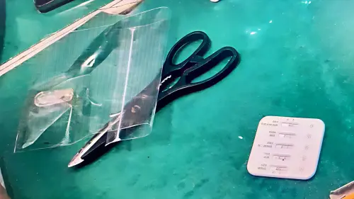 ▲警方再查獲蔡姓男子駕駛懸掛偽造車牌車輛，發現其為毒品通緝犯且涉嫌毒駕，並查扣依託咪酯原料。（圖／記者莊全成翻攝）