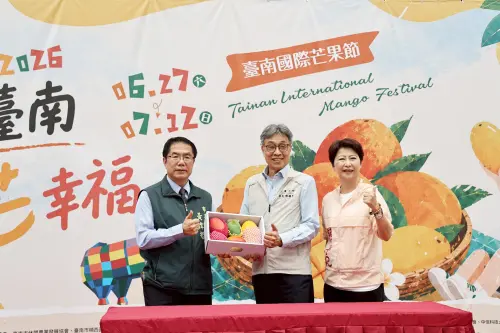 ▲偉哲也致贈能一次吃到5種品項芒果的「紅寶石禮盒」給陳駿季。（圖／南市府提供）