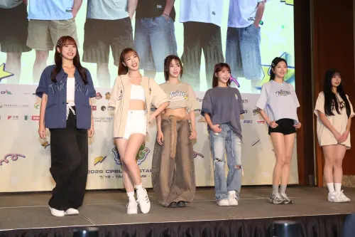 ▲女孩演繹本次中職明星賽商品。（圖／記者邱曾其攝）