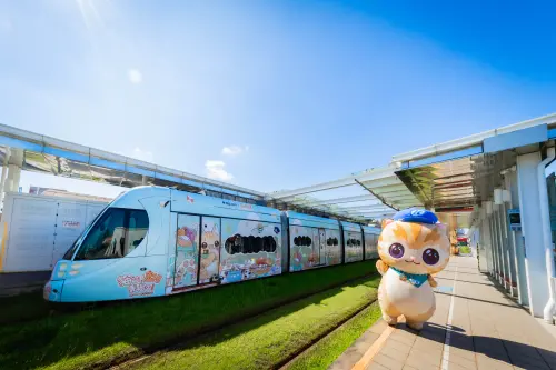 ▲跟著蜜柑玩遍港都！聯名彩繪輕軌列車6月22日正式首航。（圖/MOJOIN提供）