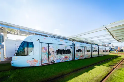 ▲跟著蜜柑玩遍港都！聯名彩繪輕軌列車6月22日正式首航。（圖/MOJOIN提供）