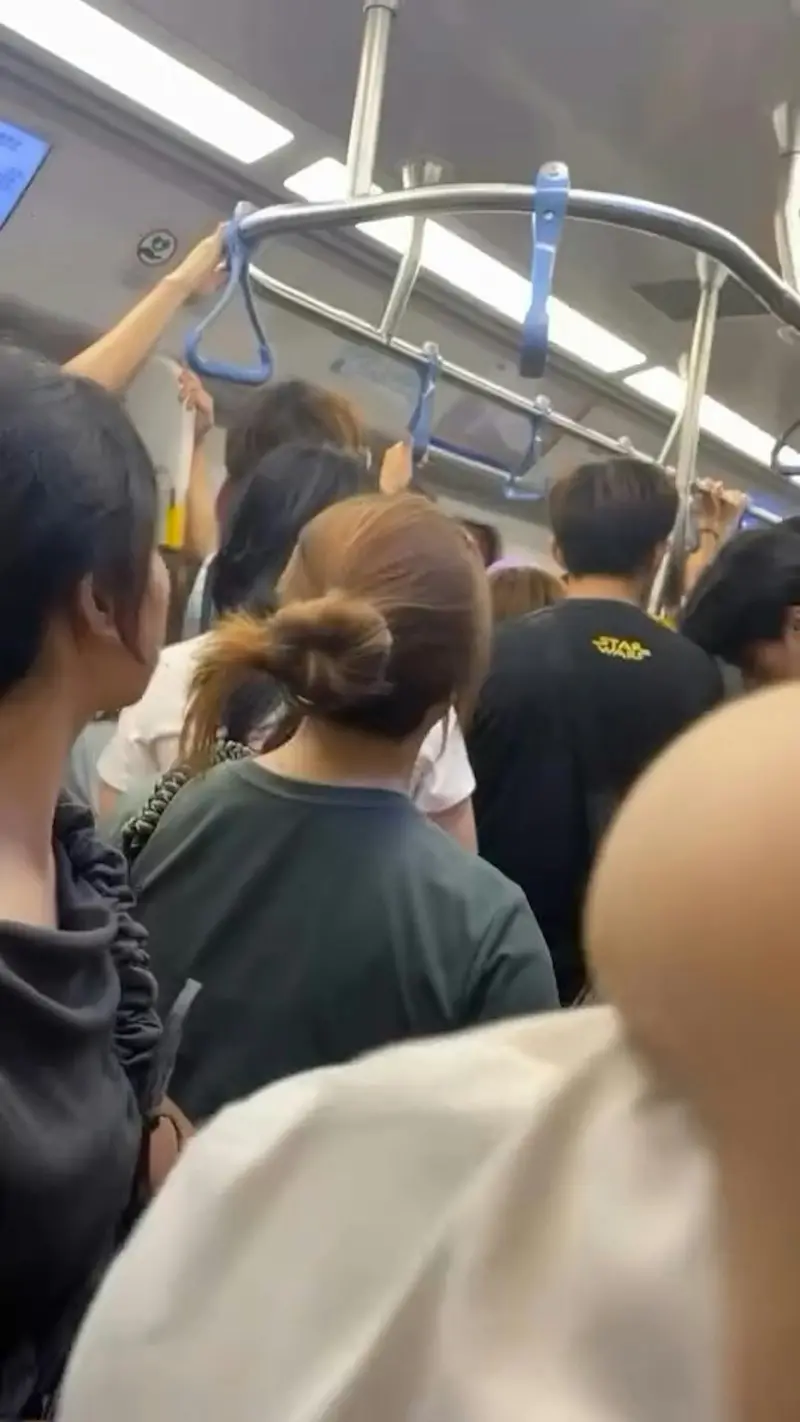 ▲港鐵全車乘客狂奔!恐怖真相竟是一隻蟑螂(圖/截自threads)
