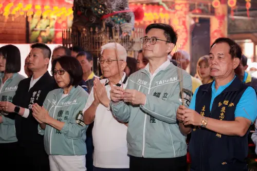 ▲ 賴瑞隆隨後前往三民區褒忠義民廟參香，副議長曾俊傑亦加入陪同。眾人高喊「客家挺瑞隆，瑞隆挺客家」，展現對客家女婿賴瑞隆的高度肯定與熱烈支持。（圖／高雄市長參選人賴瑞隆辦公室提供）