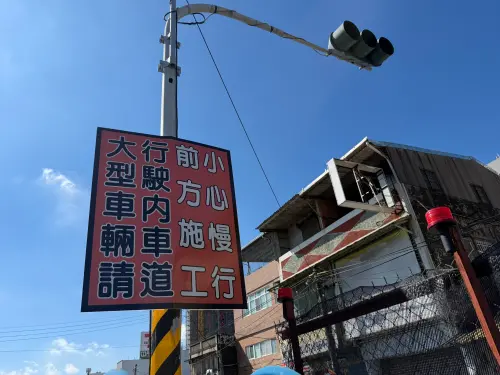 ▲捷運局指出，為強化工區周邊交通安全與落實事故防制，已完成施工路段沿線新增30面提醒告示牌。（圖／高市府捷運局提供）