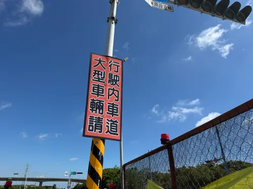 ▲捷運局強調，透過設立密集且明確的警示標誌，旨在提醒駕駛人行經捷運施工區時提高警覺。（圖／高市府捷運局提供）